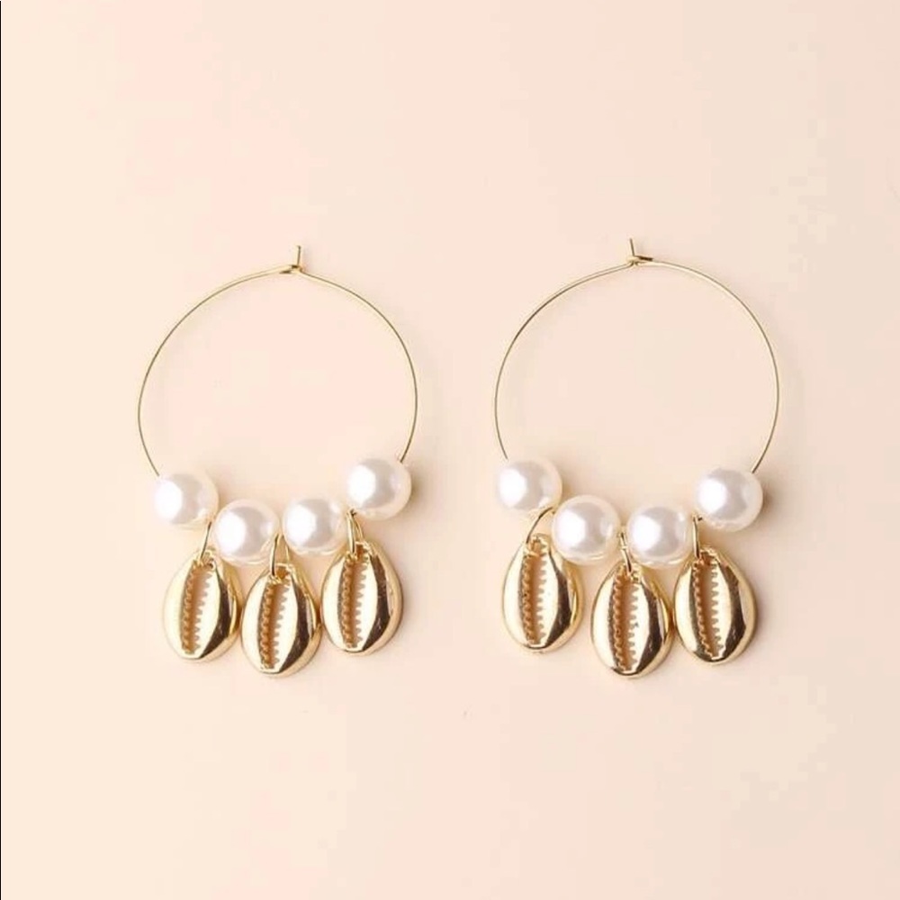 Bohemian Mermaid Pearl Seashell gold hoop earrings - Picture 4 of 5